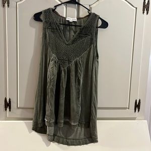 Size S sleeveless blouse. Worn once. Listing #3811